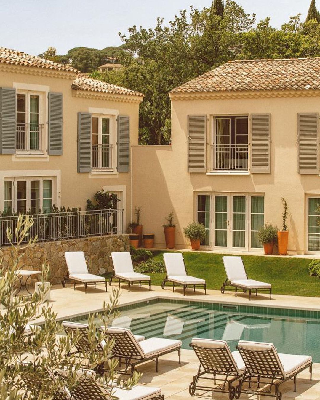 Saint-Tropez – A Vintage 60s Chic Hideaway with Bohemian Gardens & Coastal Charm
