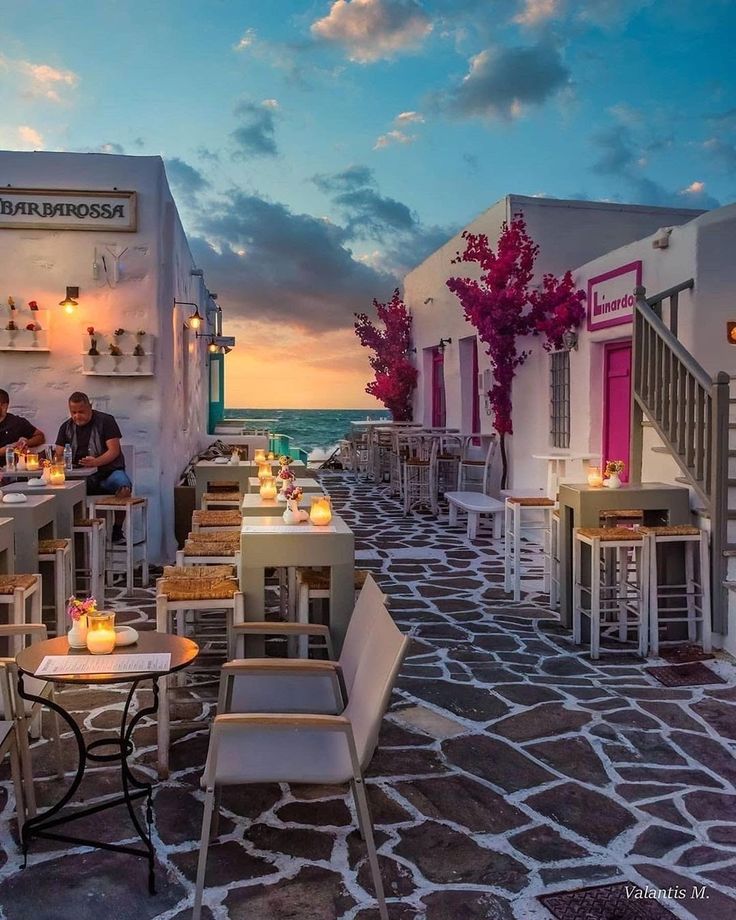 Paros – A Slow-Living Cycladic Boutique Escape with Sun-Drenched Stone Pools