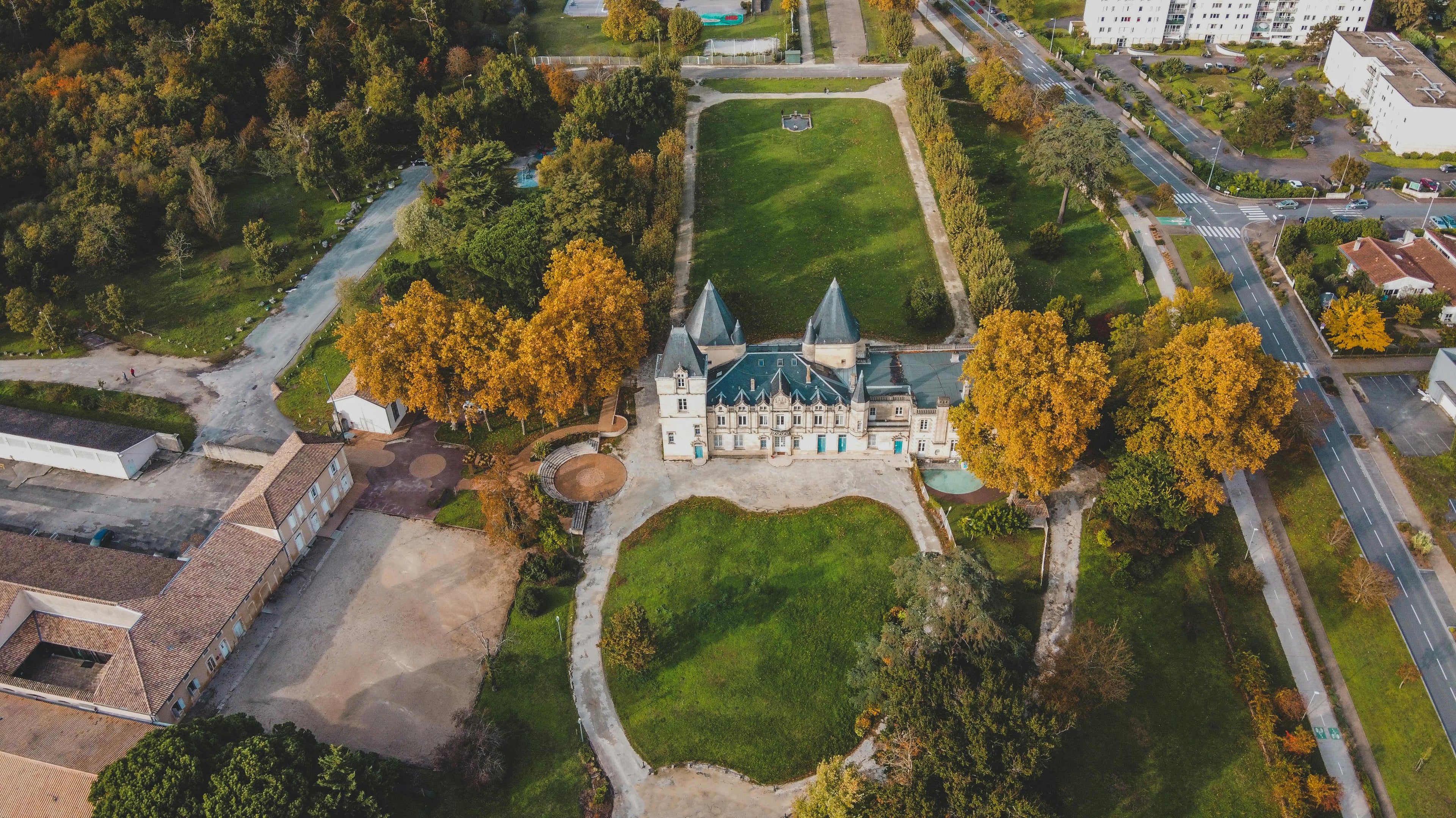 Bordeaux – A Contemporary Wine & Equestrian Estate in the Heart of the Vineyards