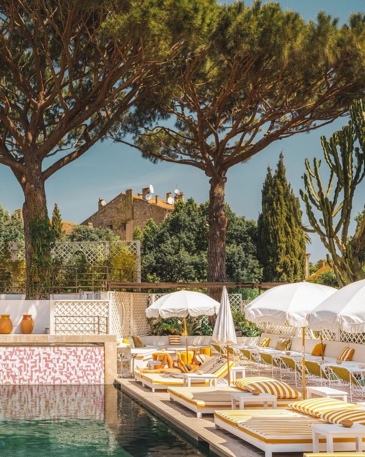 Saint-Tropez – A Vintage 1960s Coastal Hideaway Framed by Pine Groves