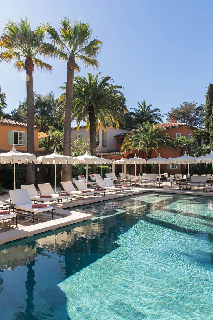 Saint-Tropez – A Vintage 1960s Coastal Hideaway Framed by Pine Groves