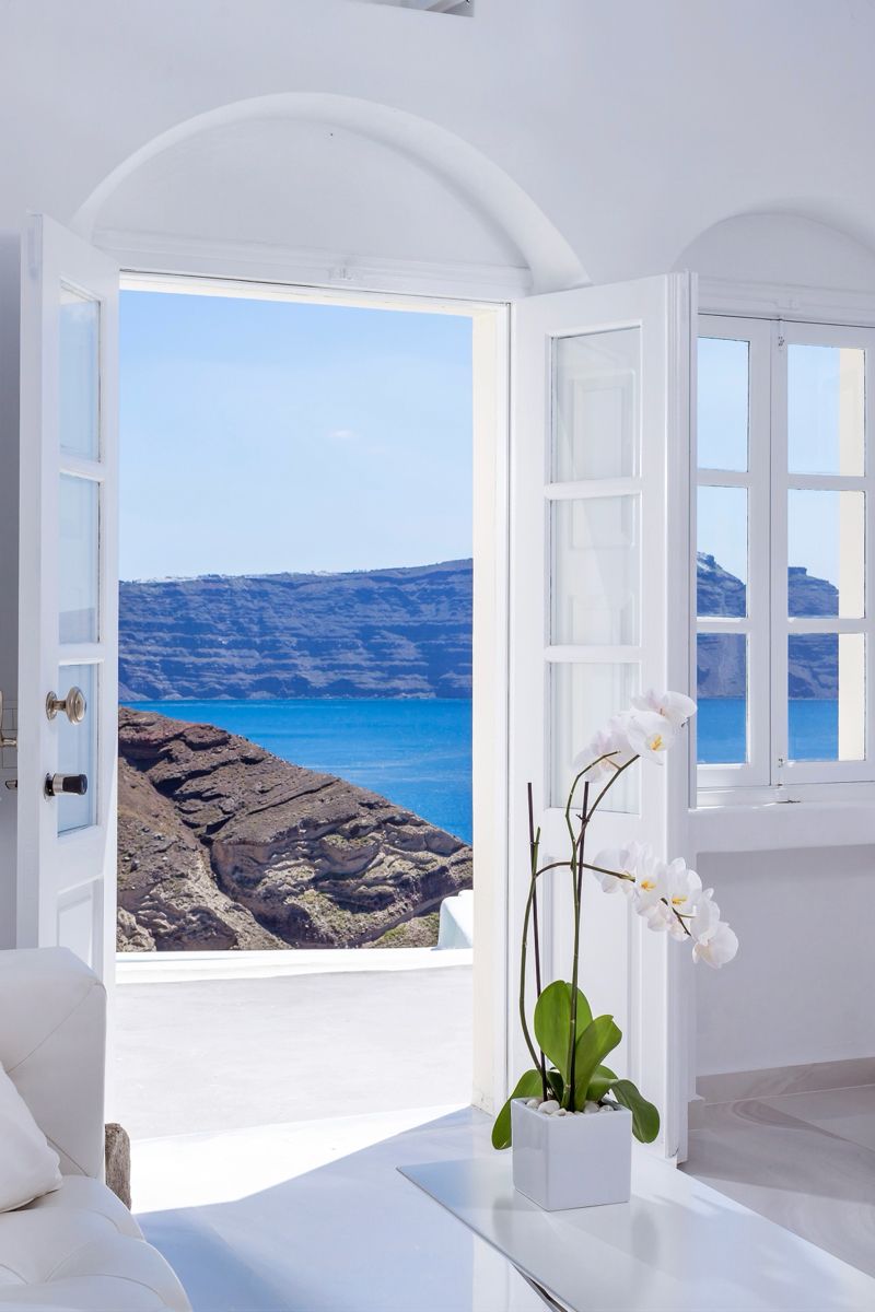 Santorini – A Cliffside Boutique Sanctuary with Iconic Views & Elevated Serenity